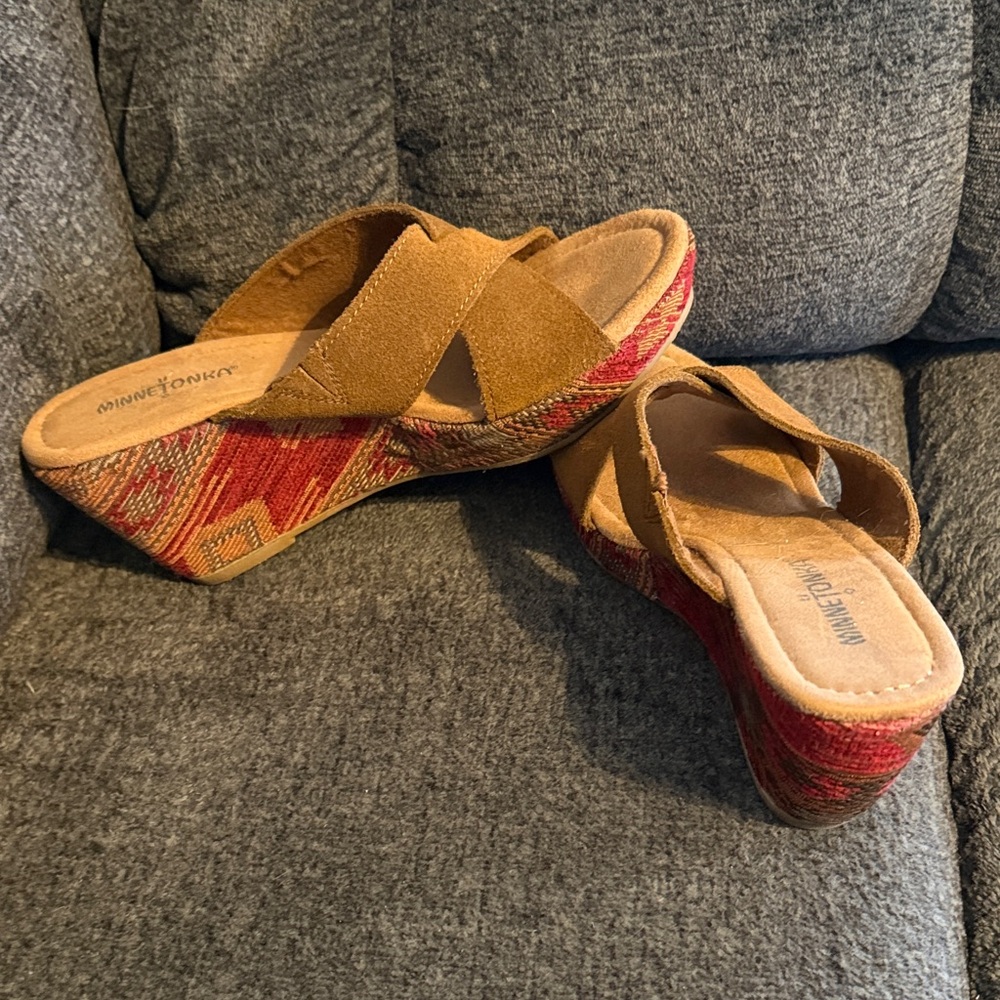 Minnetonka Tan and Red Patterned Wedges Size “9”